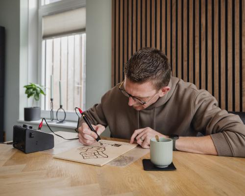 Een dorpse liefde, vastgelegd in vuur en hout