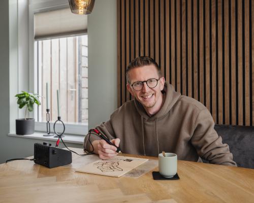 Een dorpse liefde, vastgelegd in vuur en hout